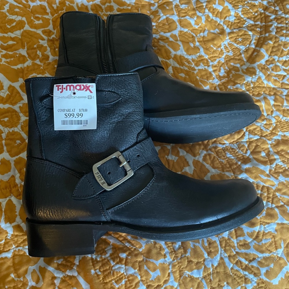 Frye Vickie Boot NWT sz 9